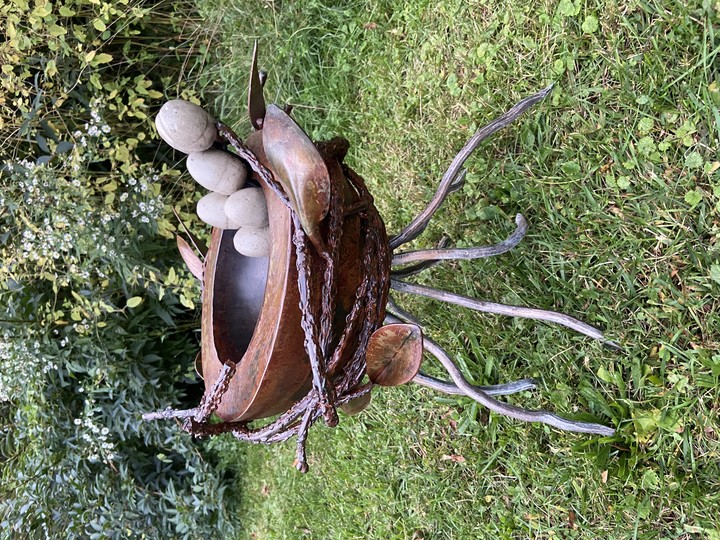 Running nest sculpture