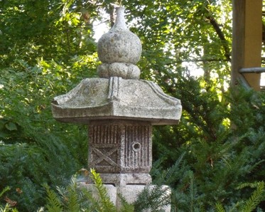 Pedestal lantern